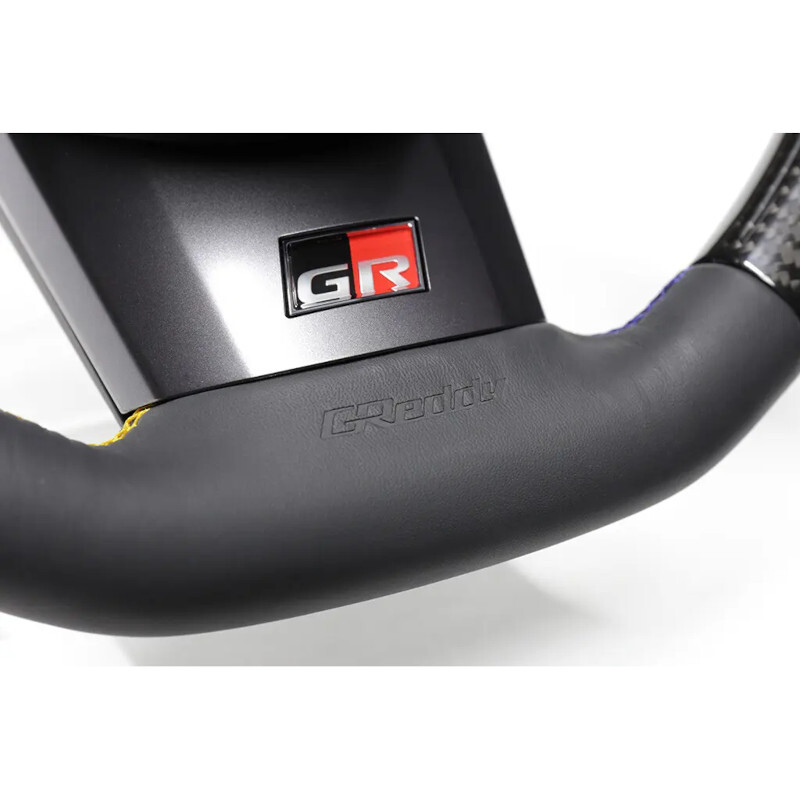 Volant\u0020GReddy\u0020Carbone\u0020Noir\u0020avec\u0020Coutures\u0020Tricolores\u0020pour\u0020Toyota\u0020Yaris\u0020GR